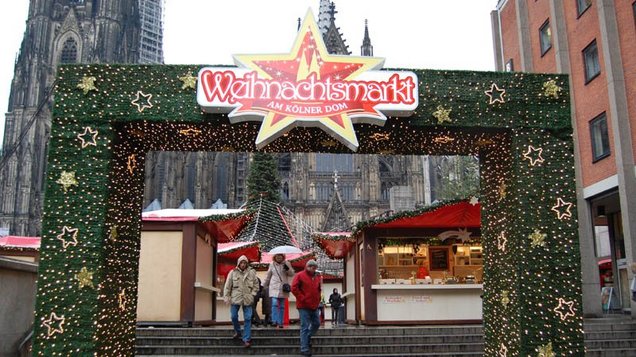 Eingang zum Weihnachtsmarkt, Dom im Hintergrund