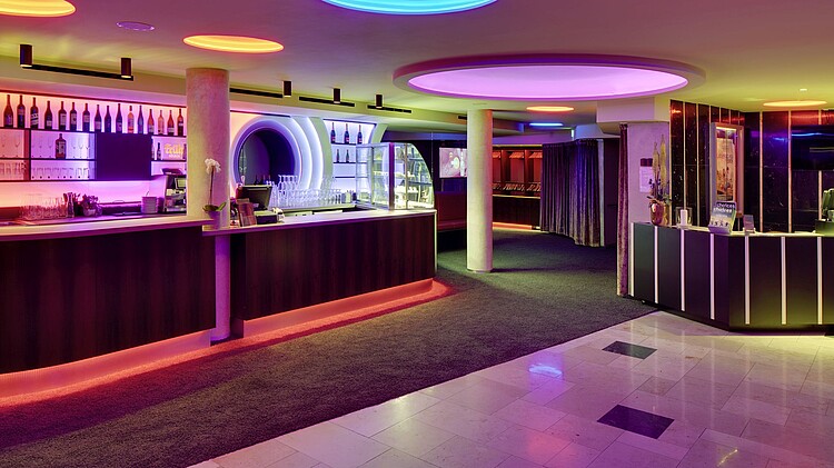 Blick auf die Bar und Gardrobe im Residenz Filmtheater