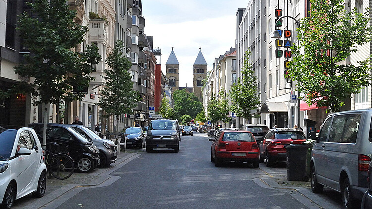 Maastrichter Straße mit St. Michael im Hintergrund