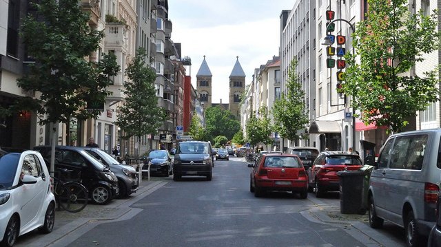 Maastrichter Straße mit St. Michael im Hintergrund