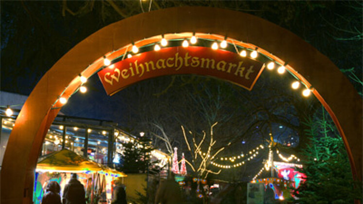 Eingangstor mit der Beschriftung „Weihnachtsmarkt“
