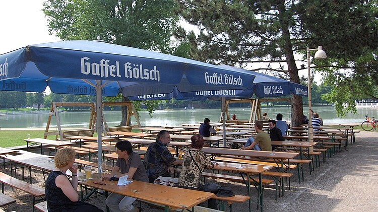 Bierbänke am Weiher