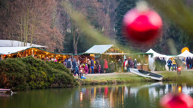 Weihnachtsmarktstände am Waldrand