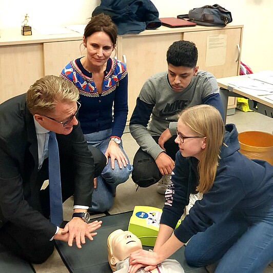 Chefarzt Marc Horlitz erklärt die Herz-Reanimation