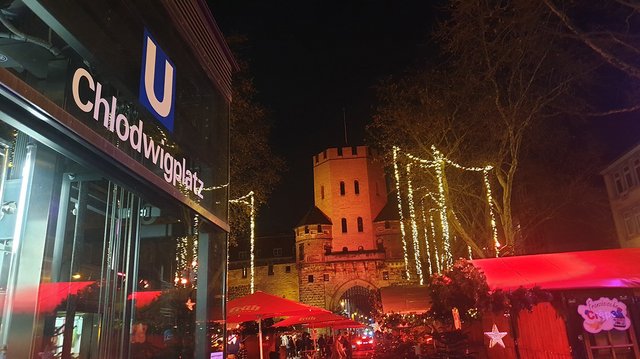 Blick auf den Weihnachtsmarkt, die Haltestelle Chlodwigplatz und die Severinstorburg