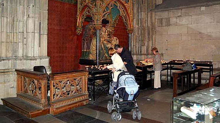 Eine Kerze im Kölner Dom anzünden
