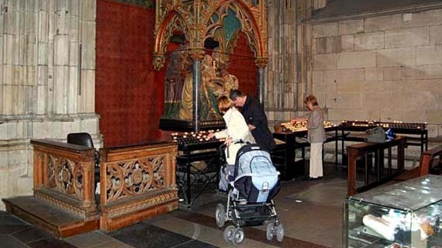 Eine Kerze im Kölner Dom anzünden