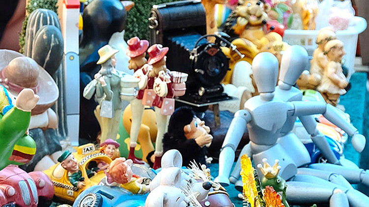 Figuren auf einem Flohmarkttisch