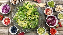 Salat mit vielen Beilagen