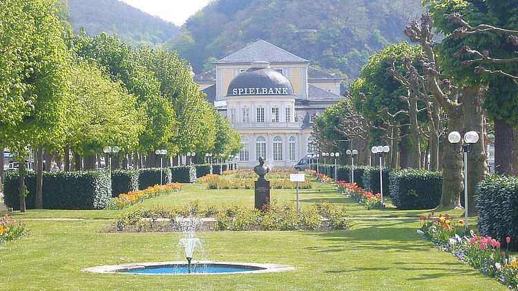 Gebäude der Therme mit Garten