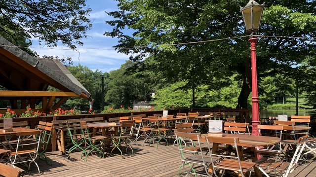 Bierbänke im Park