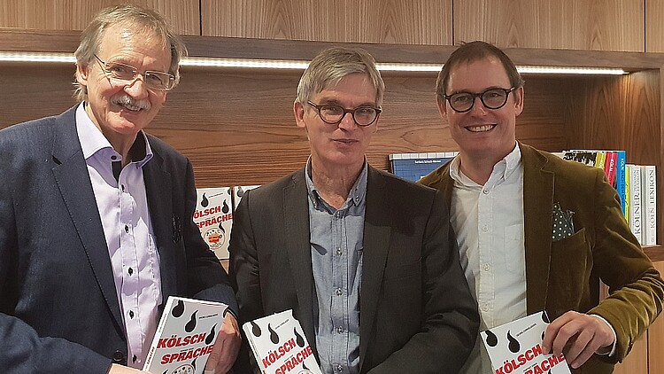 Autor Georg Cornelissen (Mitte) stellt mit Wolfgang Oelser (links), der das Geleitwort schrieb, und dem Verlagsleiter vom Greven Verlag, Damian van Melis sein neues Buch vor