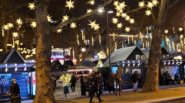 Weihnachtsstände auf dem Neumarkt mit Sternenbeleuchtung