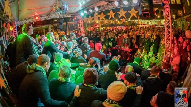 Blick auf Bühne und Zuschauer:innen