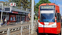 Bahnhaltestelle li und Straßenbahn re