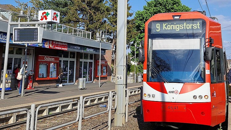 Bahnhaltestelle li und Straßenbahn re