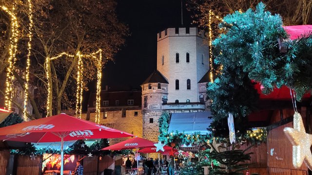 Blick auf Severinstorburg und den Weihnachtsmarkt