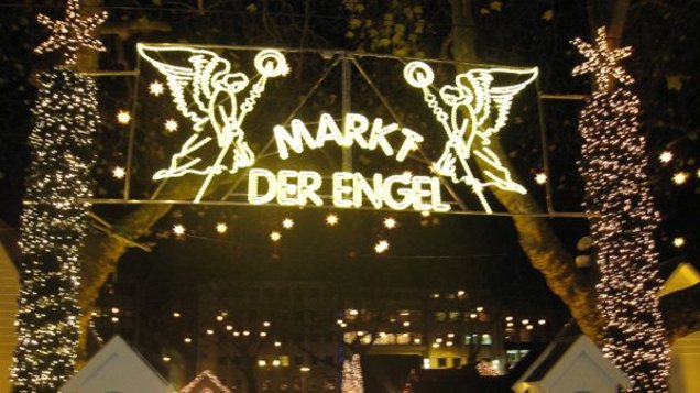 Eingang vom Weihnachtsmarkt Neumarkt mit Schrift „Markt der Engel“