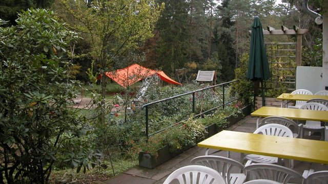 Terrasse am Haus, Blick auf Spielplatz