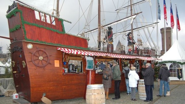 Weihnachtshütte in Form eines Schiffes