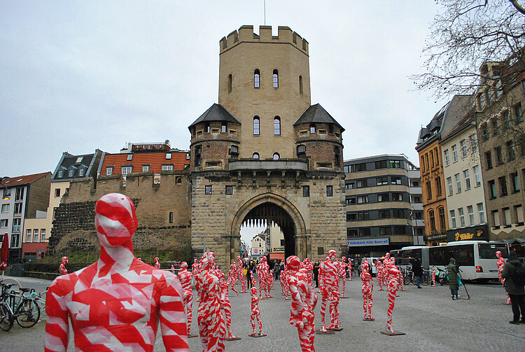 Dennis Mesegs Installation auf dem Chlodwigplatz Köln