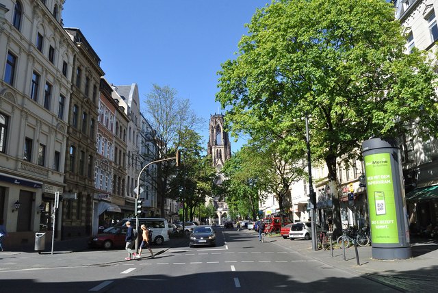Neusser Straße im Agnesviertel mit Blick auf die Agneskirche