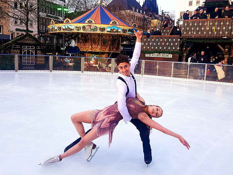 Eislaufpaar am Heumarkt