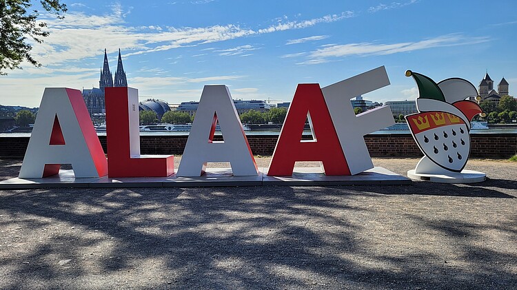 Alaaf-Schriftzug mit Dom im Hintergrund
