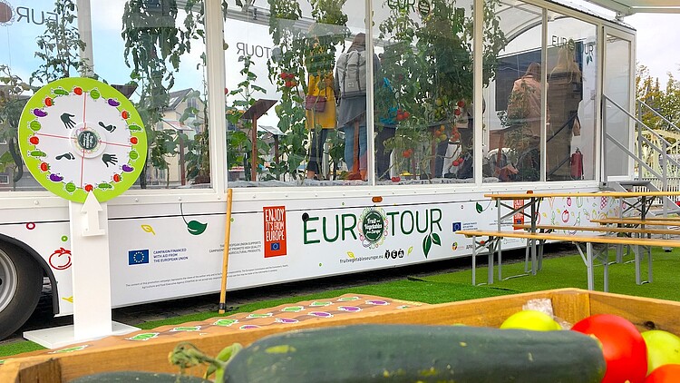 Dialog im mobilen Gewächshaus am Rheinufer in Köln