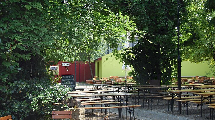 Bierbänke im Grünen