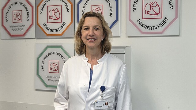 Dr. Petra Weßling im Arztkittel vor Zertifizierungen kardiologischer Spezialbereiche im Krankenhaus Porz am Rhein