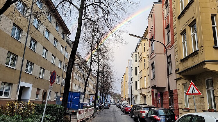 Blick auf eine Straße im Agnesviertel mit parkenden Autos an der Seite