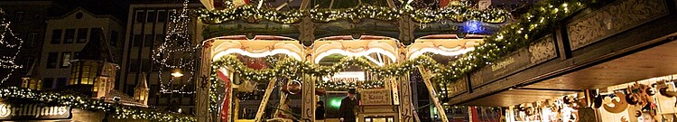 Beleuchteter Weihnachtsstand im Dunkeln