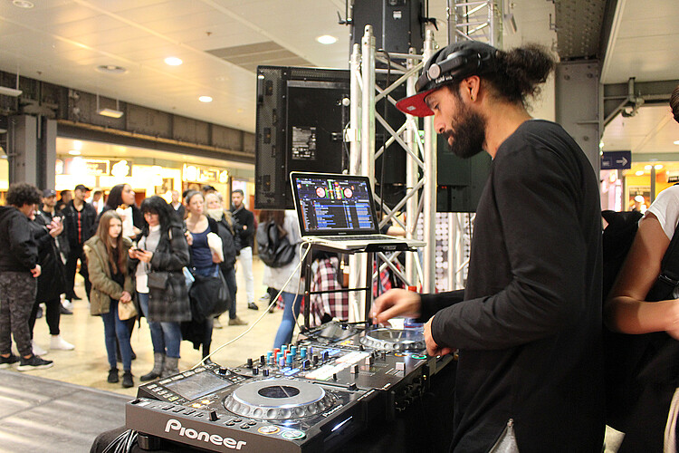 Tanzevent im Kölner Hauptbahnhof