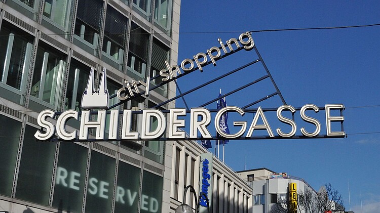 Großes Schild mitr der Aufschrift "City shopping Schildergasse" 