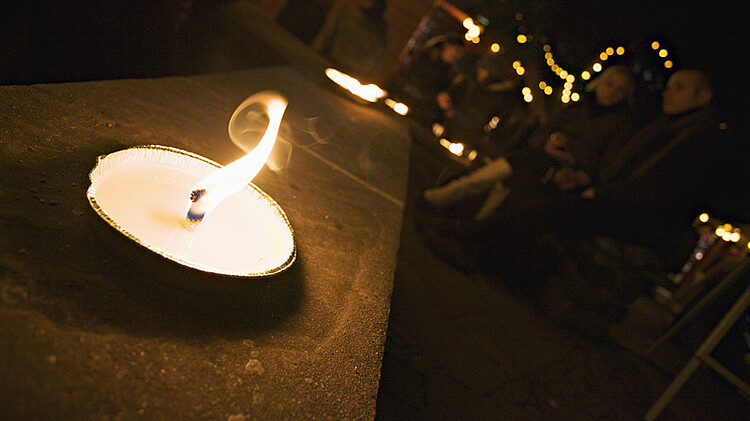 Teelicht auf der Mauer