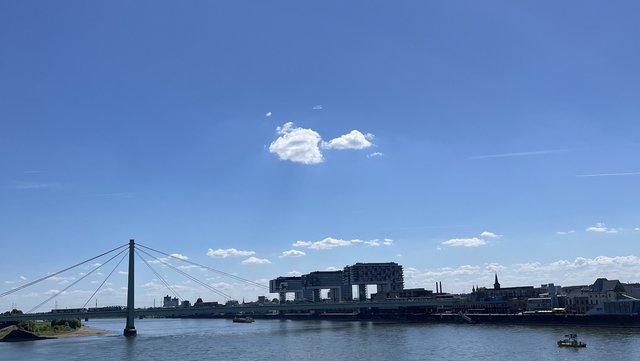 Severinsbrücke bei blauem Himmel