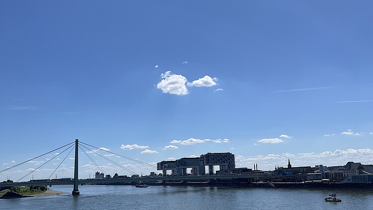 Severinsbrücke bei blauem Himmel