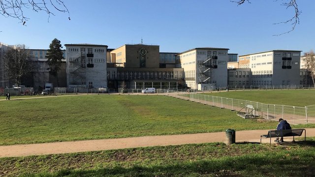 Blick auf das Hauptgebäude der Universität zu Köln mit den Uni Wiesen 