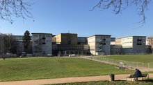 Blick auf das Hauptgebäude der Universität