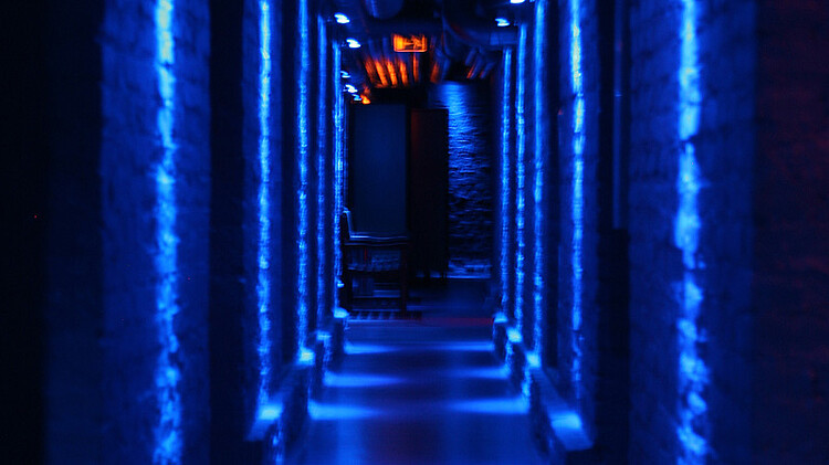 Eingang mit blauem Licht