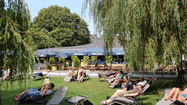 Schön gelegen: Biergarten Aachener Weiher