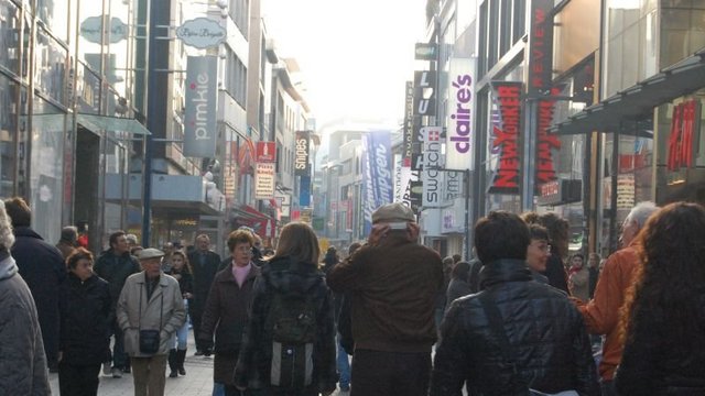 Blick auf die mit vielen Menschen gefüllte Hohestraße
