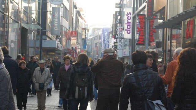 Blick auf die mit vielen Menschen gefüllte Hohestraße