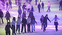 Jugendliche auf der Eisbahn
