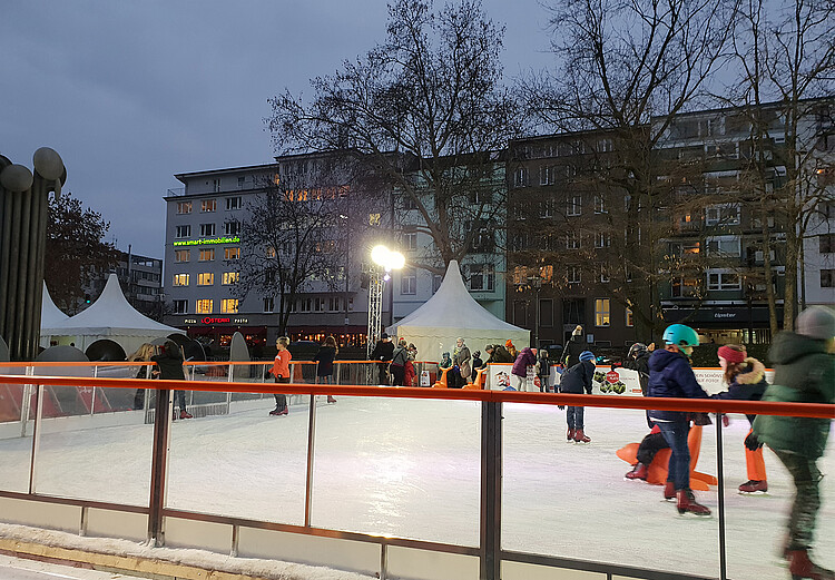 Eislaufen auf dem Kölner Ebertplatz