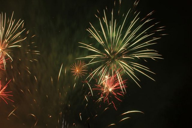 Feuerwerk Damit man das Feuerwerk bequem genießen kann, gibts es Sonderfahrpläne