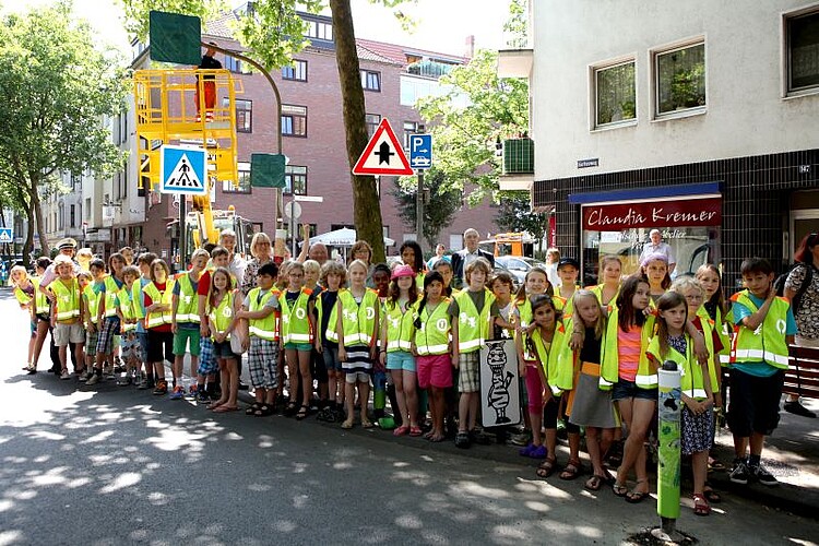 Solz präsentieren die Kinder den von ihnen gestalteten Zebrastreifen