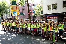 Solz präsentieren die Kinder den von ihnen gestalteten Zebrastreifen