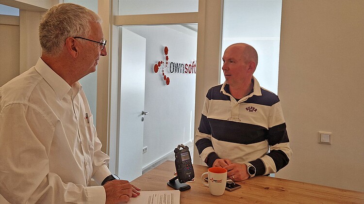 Chefredakteur Ertay Hayit spricht mit Mike Gahn 